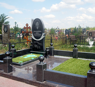 Уход за гранитным памятником: правила, советы и ошибки