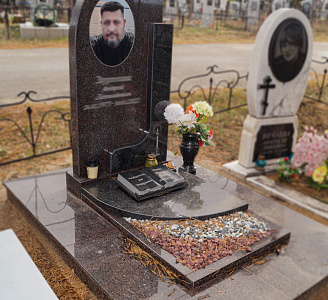 Необычные красивые памятники на могилу